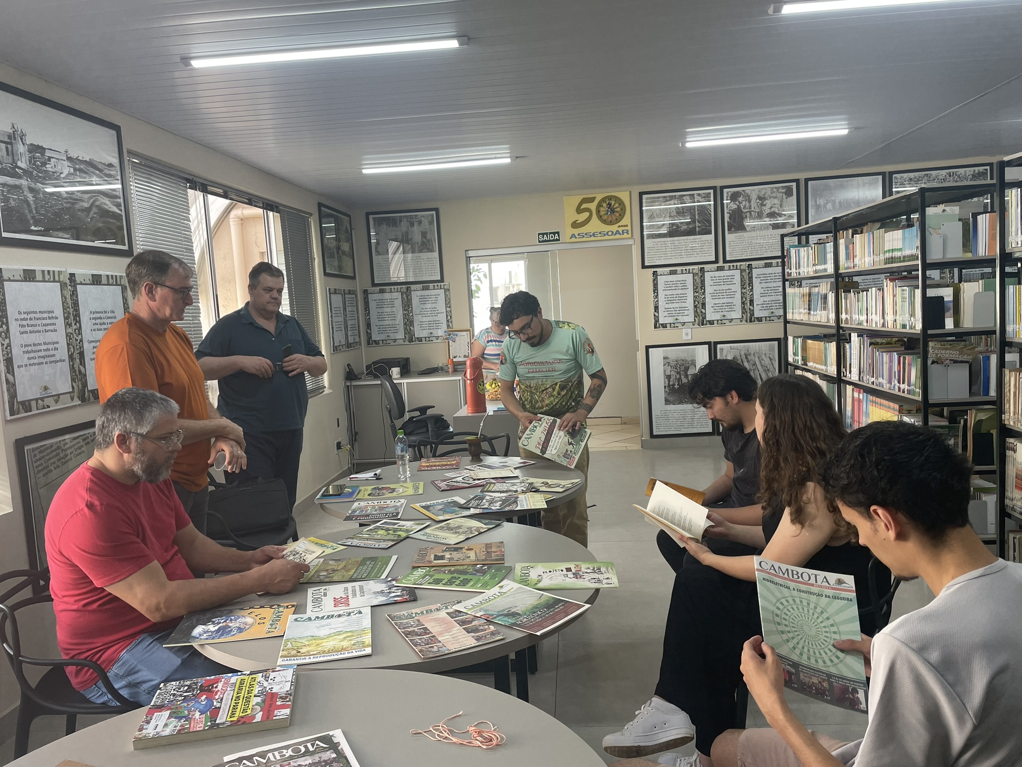 Visita de alunos da UTFPR à Assesoar valoriza a história e a memória regional